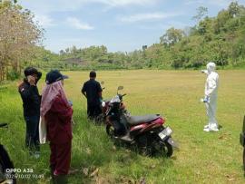 Pengambilan Sampel Tanah untuk Cek Spora Antraks Dilakukan di Lapangan Pudaksari